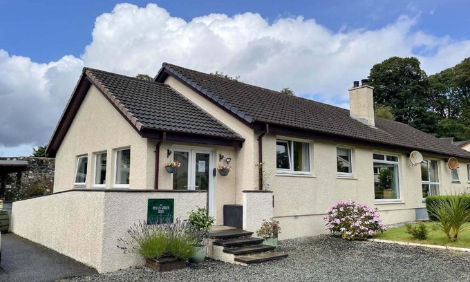 Achachork House | Delightful Pebble Cottage: Family-Friendly Retreat Rated 9.3