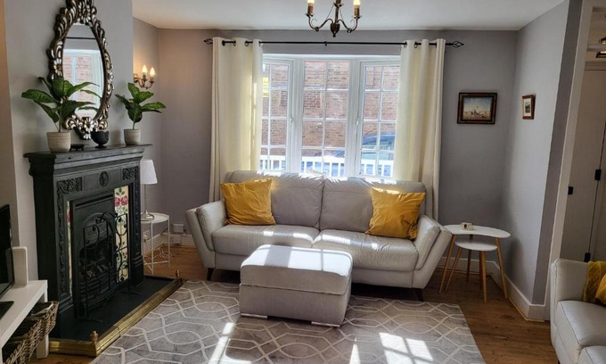 Worthing House | Discover Pebble Cottage: Family & Pet Friendly Getaway