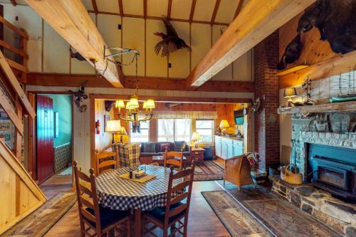Greenville House | Explore Pebble Cove: Pet-Friendly Haven with Ocean Views