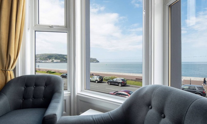 Llandudno Bed & Breakfast | Experience Pebble House: Guest Rated 9.8 with Breakfast & Kitchen