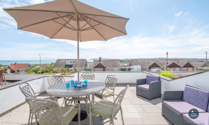 Weymouth House | Pebble House: Oceanfront Retreat with Family-Friendly Perks