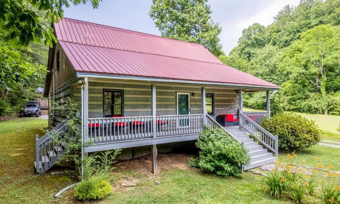 Whittier House | Pet-Friendly Getaway at Pebble on The Creek