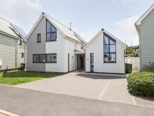 Westleigh House | Pebble Ridge View: Family-Friendly Stay with Scenic Vistas