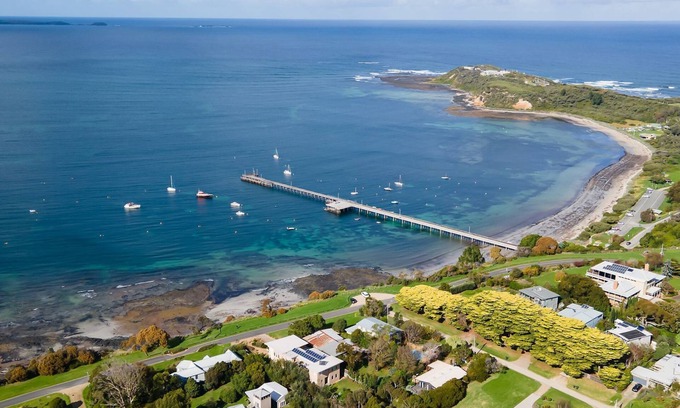 Flinders House | Experience Oceanfront Bliss at Pebble Views by Property Mums