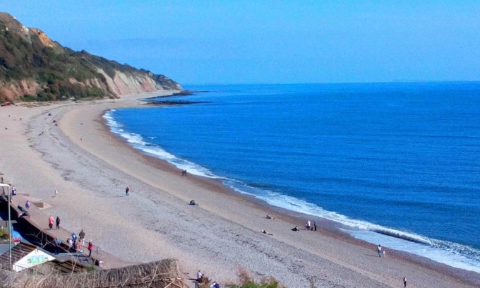 Seaton House | Discover Pebbles House: A 4-Star Gem with Pool & Dining