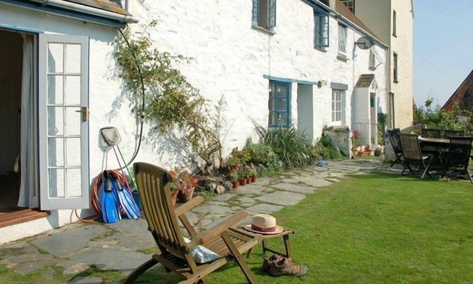 Cadgwith Cottage | Family-Friendly Pebbles in Cadgwith Cove for 6 Guests