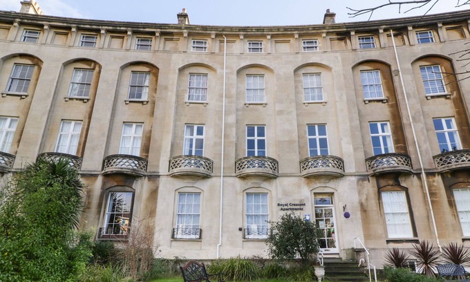 Weston-super-Mare Apartment | PEBBLES, pet friendly, character holiday cottage in Weston-Super-Mare
