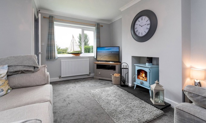 Llanddulas Cottage | Welcoming Pebbles Reach Cottage: Family and Pet-Friendly Stay