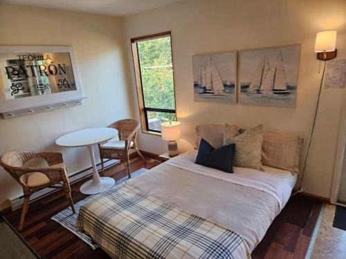 Bowen Island Apartment | Family-Friendly Pebbly Beach Suite in Snug Cove