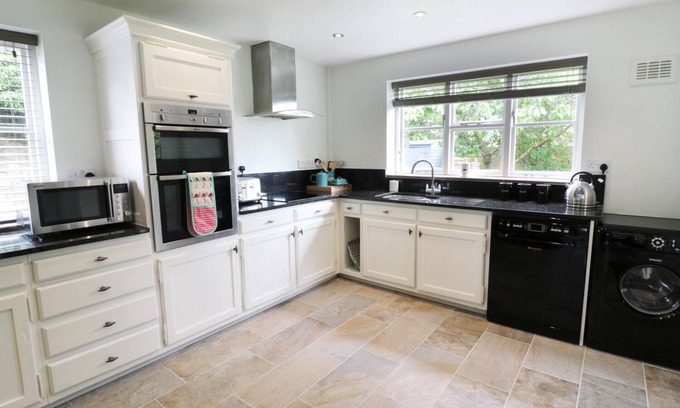 Wickhamford Cottage | Experience Pebworth Cottage: Rated 10/10 with Family Amenities