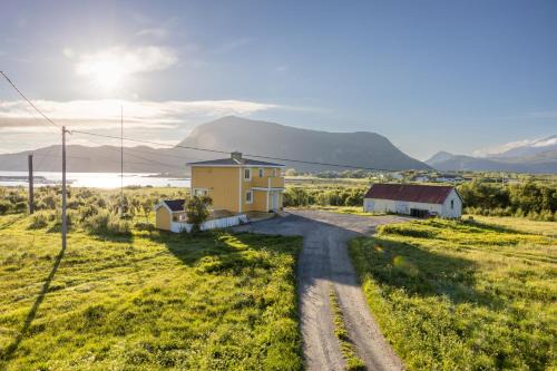Vestvagøy House | Cozy PederStua: Classic Fisherman's Retreat in Lofoten