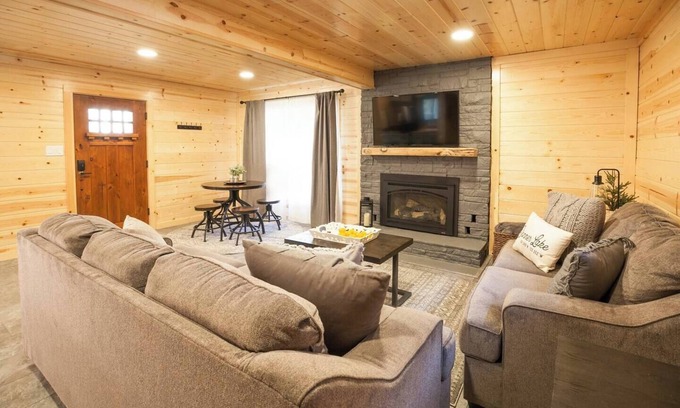 Donner Lake Woods Cabin | Cozy Donner Lake Cottage with Scenic Views and Breakfast