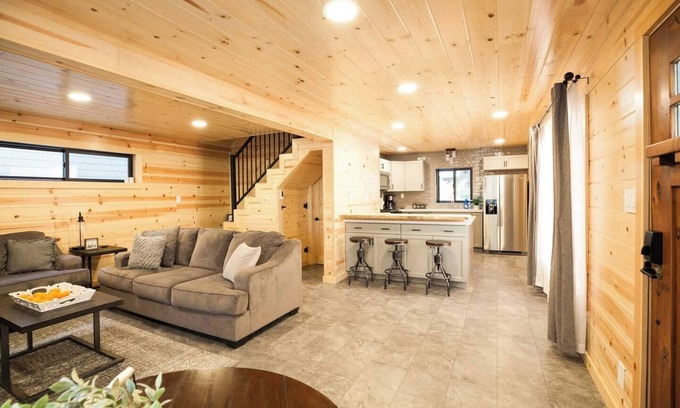 Donner Lake Woods Cabin | Cozy Donner Lake Cottage with Scenic Views and Breakfast