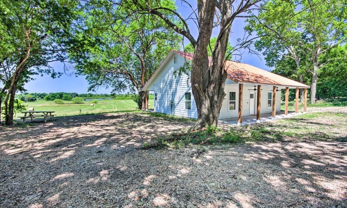 Grove House | Cozy Lake o the Cherokees Cabin with Patio & Pet-Friendly