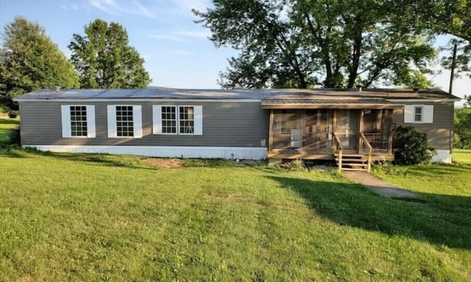 Connellsville House | Guest Rated 10/10 at Peggy's Guest Hideaway with Kitchen