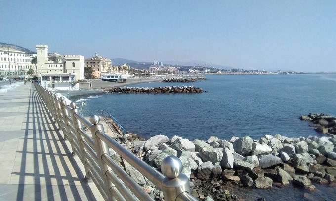 Pegli Apartment | Seaside Getaway at Pegli The Artist's House with Spa & Breakfast
