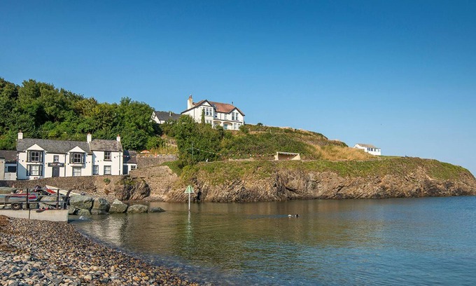 Haverfordwest Cottage | Relaxing Retreat at Pelcomb Cross Farmhouse - Sleeps 10