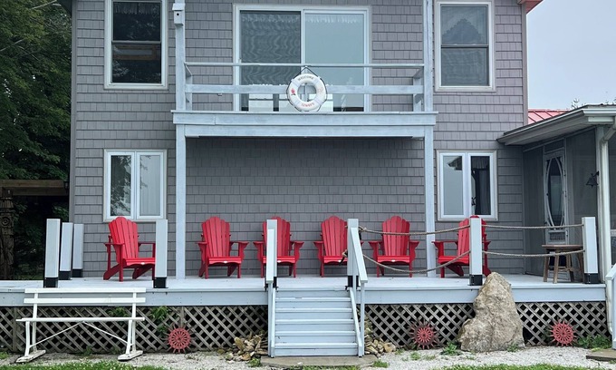 Kingsville Cottage | Discover Pelee Northshore Inn: Pet-Friendly Lake View Retreat