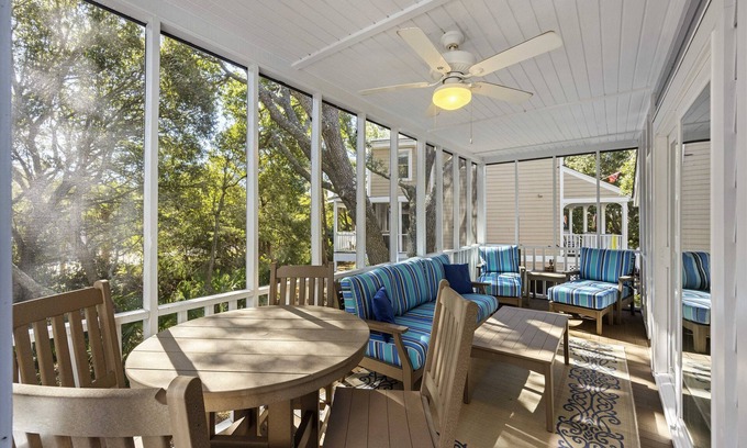 Pelican Bay House | Family Retreat at Pelican Bay Community with Pool Access