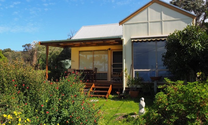 Muston House | Pelican Cabin: Enjoy Ocean Views and Family-Friendly Retreats