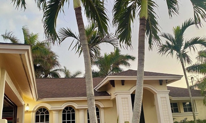 Royal Harbor House | Discover Pelican House Royal Harbor on Naples Bay