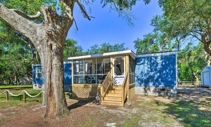 Harkers Island Cottage | Pet-Friendly Pelican Place Coastal Cottage near Back Sound