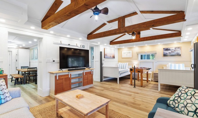 South Pensacola Cottage | Pelican's Nest: by Downtown/Beach/Airport/Base