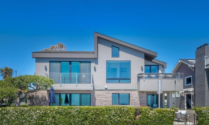 Carlsbad Apartment | Guest Rated 10/10: Pelican Upper Level with Kitchen & Breakfast