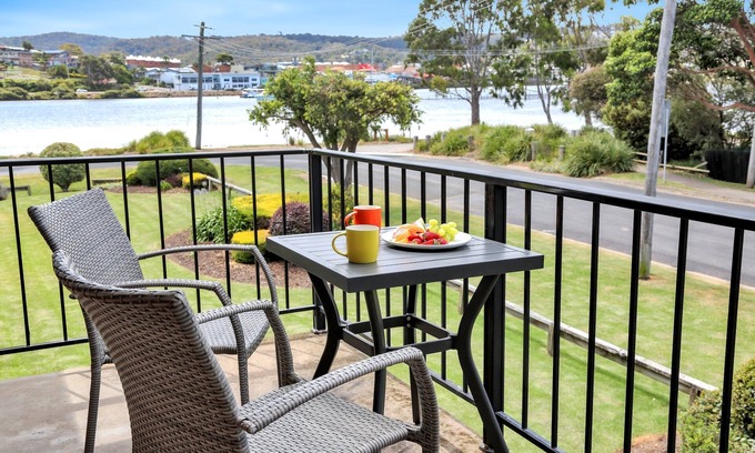 Merimbula Apartment | Pelican Waters 7: Upstairs Retreat with Wifi and Comfort