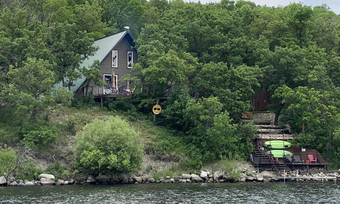 Belmont Cabin | Pelicans Nest: Ideal Retreat with Hot Tub & Ocean View
