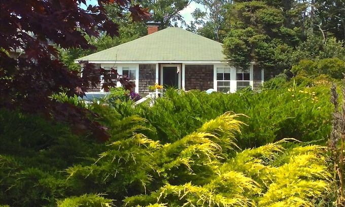 Pemaquid Point House | Pet-Friendly Pemaquid Point Cottage Steps from Lighthouse