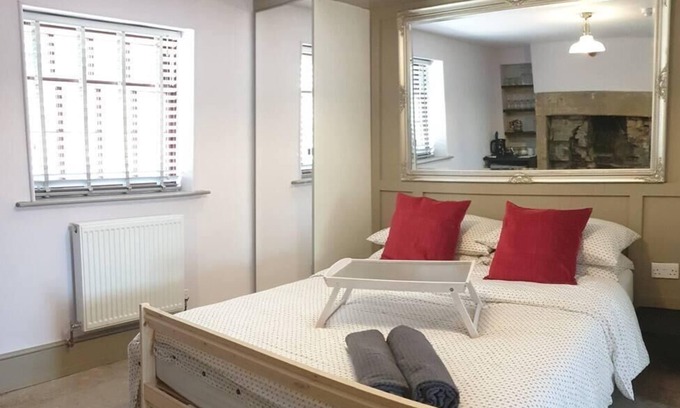 Burnley Apartment | Pemberton Suite: Top-Rated Canalside Guesthouse Escape
