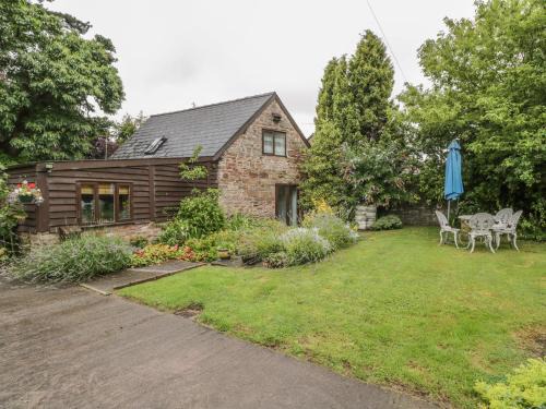 Welsh Newton House | Welcoming Pembridge Cottage: Pet-Friendly Family Retreat