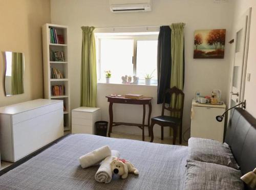 St. Andrew's House | Pembroke Suites: Family-Friendly Retreat with Top Reviews