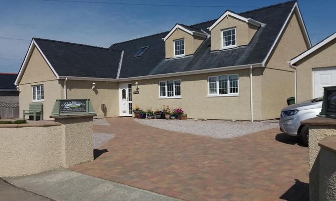 Garn Fadryn Bed & Breakfast | Top-Rated Pen Llyn Bed and Breakfast with Family-Friendly Amenities