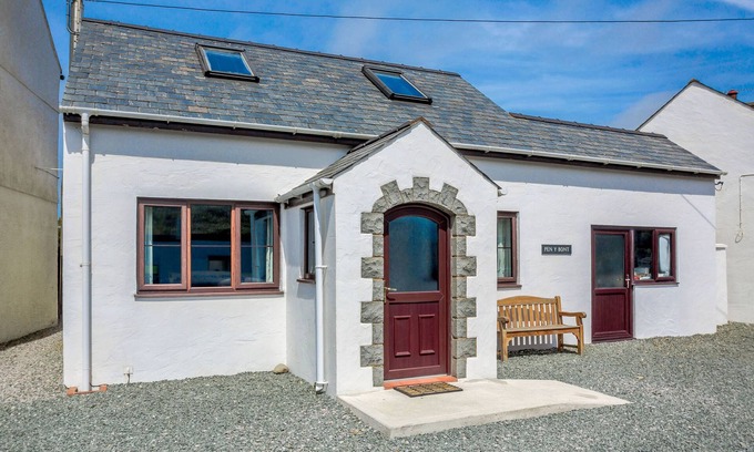 Aberdaron Cottage | Pet-Friendly Escape at PEN Y BONT in Beautiful Aberdaron
