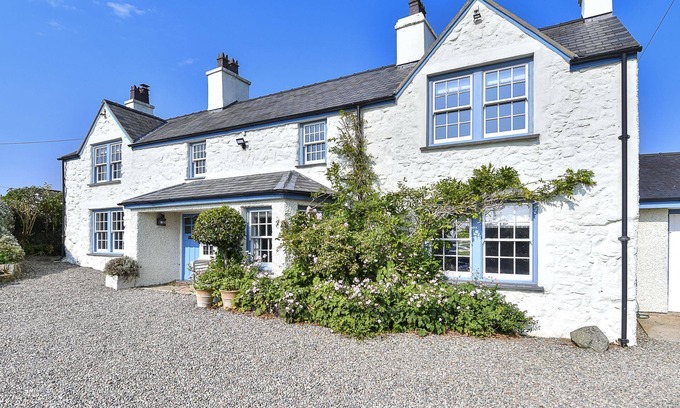 Abersoch Cottage | Pen y Bryn: Oceanfront Cottage for 10 with Hot Tub
