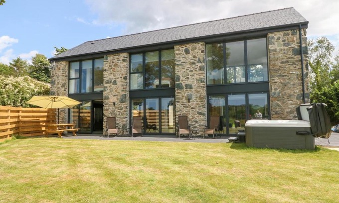 Llanfairpwllgwyngyll House | Discover Pen-Y-Bryn: 4-Star Rating and Pet-Friendly Stays