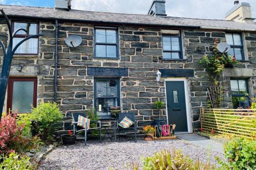 Manod House | Pet-Friendly Getaway at Pen y Cwm with Breakfast Included