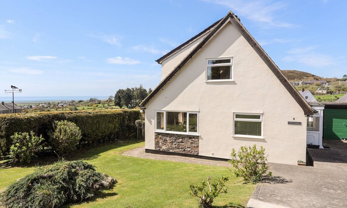 Mynytho Cottage | Pet-Friendly PEN Y GARTH with Garden in Llanbedrog