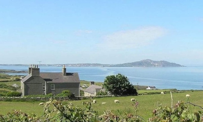 Cylch-Y-Garn Cottage | Experience Oceanfront Bliss at The Back Wing, Church Bay
