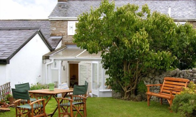 Gwaenysgor Near Prestatyn Cottage | Top-Rated Family Retreat at Pen y Parc with Breakfast