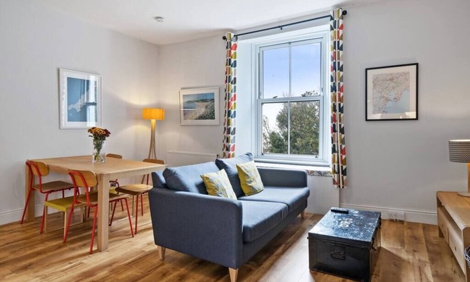 Maenporth Apartment | Bright Victorian Flat with Sea Views Near the Beach