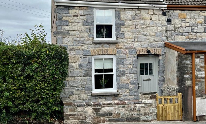 Penderyn House | Beautiful 2-Bed Cottage in Penderyn, Brecon Beacons