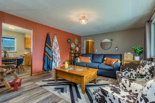 College Place House | Comfortable Pendleton House with King Beds & EV Charger