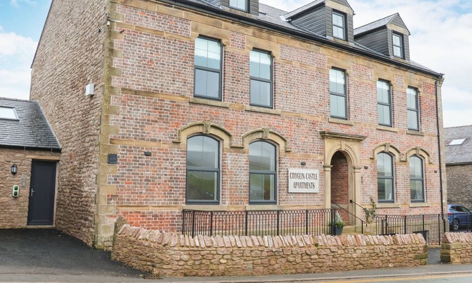 Kirkby Stephen Apartment | PENDRAGON, character holiday cottage, with hot tub in Kirkby Stephen