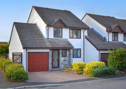 Treator House | Welcoming Pendragon: Family and Pet-Friendly Retreat