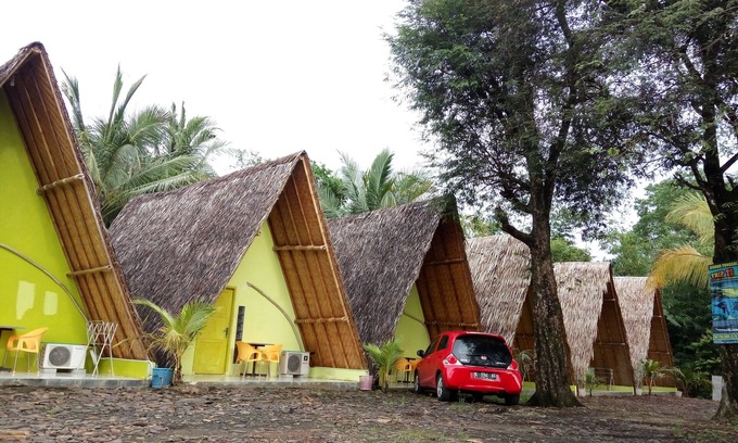 Tanjungjaya Hotel | Budget-Friendly Stay at Penginapan Bunar Tunggal