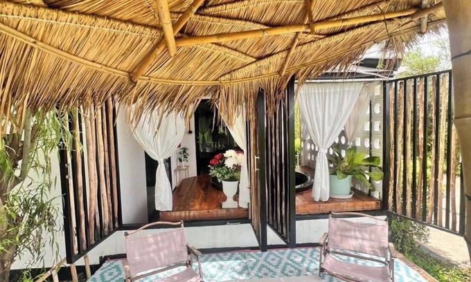 Ratchaburi Hotel | Relax at Penguin Villa Resort with Pool and Bistro Dining