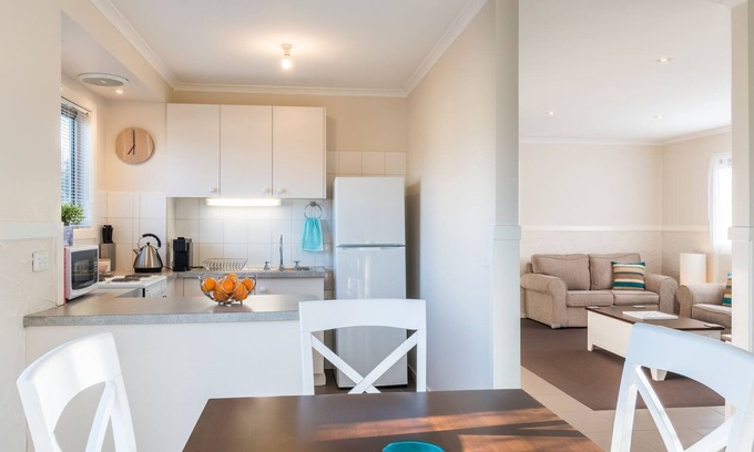 Surf Beach House | Beachley Bungalow 1 - Pet Friendly with Ocean View & WiFi